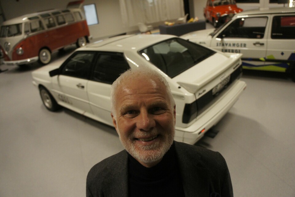 En fornøyd vert for åpningskvelden, konsernets direktør for bærekraft og kommunikasjon, Paul Hegna, foran sin yndlingsbil fra samlingen - en ur-Quattro.