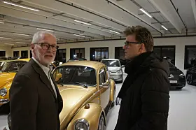 Han var tidlig ute og sørget for at mange av dagens juveler kom tilbake .til selskapet. Skattejeger av dimensjoner. Her i samtale med Karl Eirik Haug, journalist med genialt spesiale å ikke skrive om biler når han skriver om biler.