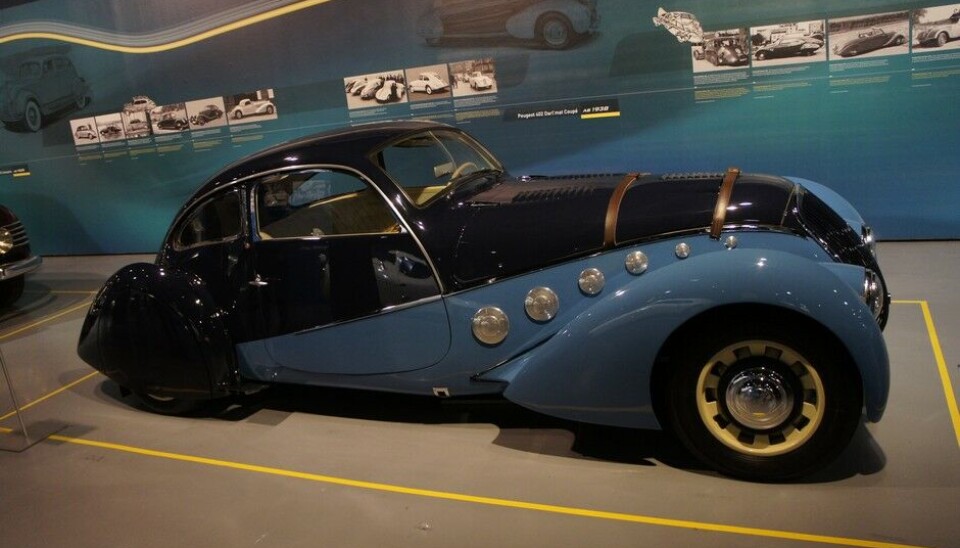 Zeppelin MuseumDen parisiske Peugeot-forhandleren DarlMat bygde noen spesialkarosserier på merket sitt. Ofte mer strømlinjede enn dette. 100 ble bygd av denne, 3 besatte 7. til. 9. plass på Le Mans 1937. (Foto: Jon Winding-Sørensen) Zeppelin MuseumDen parisiske Peugeot-forhandleren DarlMat bygde noen spesialkarosserier på merket sitt. Ofte mer strømlinjede enn dette. 100 ble bygd av denne, 3 besatte 7. til. 9. plass på Le Mans 1937. (Foto: Jon Winding-Sørensen)