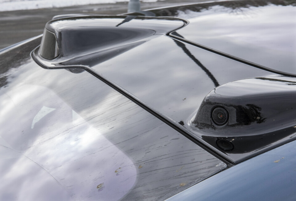Lidar og kameraer på taket klargjør bilen for selvkjør. Og naturligvis parkerer den selv. (Foto: Øivind Skar)