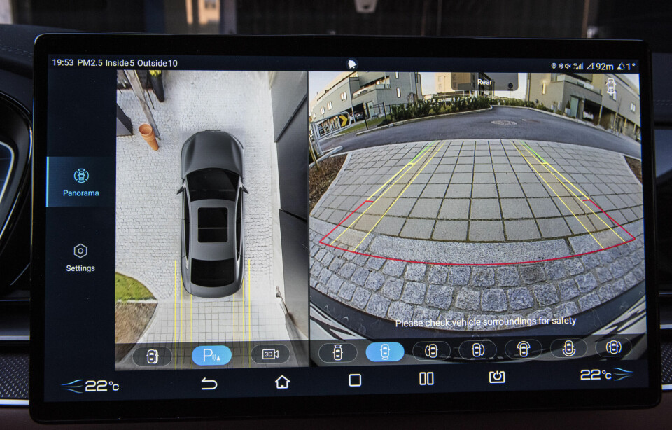Stor skjerm og gode kameraer gjør parkeringen enkel. (Foto: Øivind Skar)