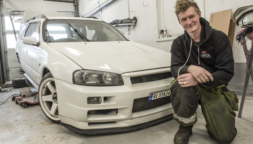 – Den må være ferdig til paraden 1. mai, sier Christoffer Kaarvaag om den spesielle familiebilen Nissan Stagea. (Foto: Øivind Skar) – Den må være ferdig til paraden 1. mai, sier Christoffer Kaarvaag om den spesielle familiebilen Nissan Stagea. (Foto: Øivind Skar)