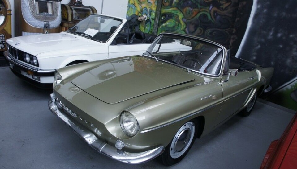 Galleri ToffenRenault Floride, da den het Caravelle. Den originale hard-topen fulgte med. Den sto sammen med 25 andre originale hardtoper (de alene verdt en formue) borte i et hjørne. Foto: Jon Winding-Sørensen Galleri ToffenRenault Floride, da den het Caravelle. Den originale hard-topen fulgte med. Den sto sammen med 25 andre originale hardtoper (de alene verdt en formue) borte i et hjørne. Foto: Jon Winding-Sørensen