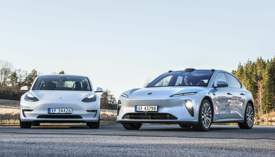 To viktige elbiler i duell: Tesla Model 3 mot NIO ET5. (Foto: Øivind Skar)