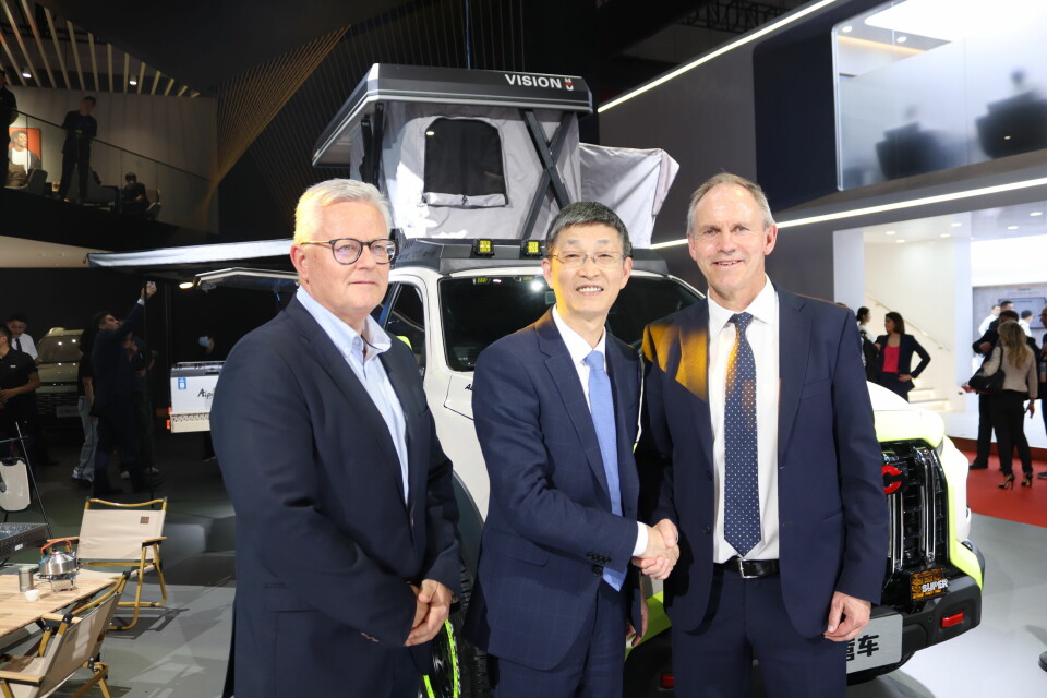 RSA-sjef og JAC-importør Frank Dunvold (ytterst til høyre), sammen med Lars Havre og JAC-toppen Yu Yang