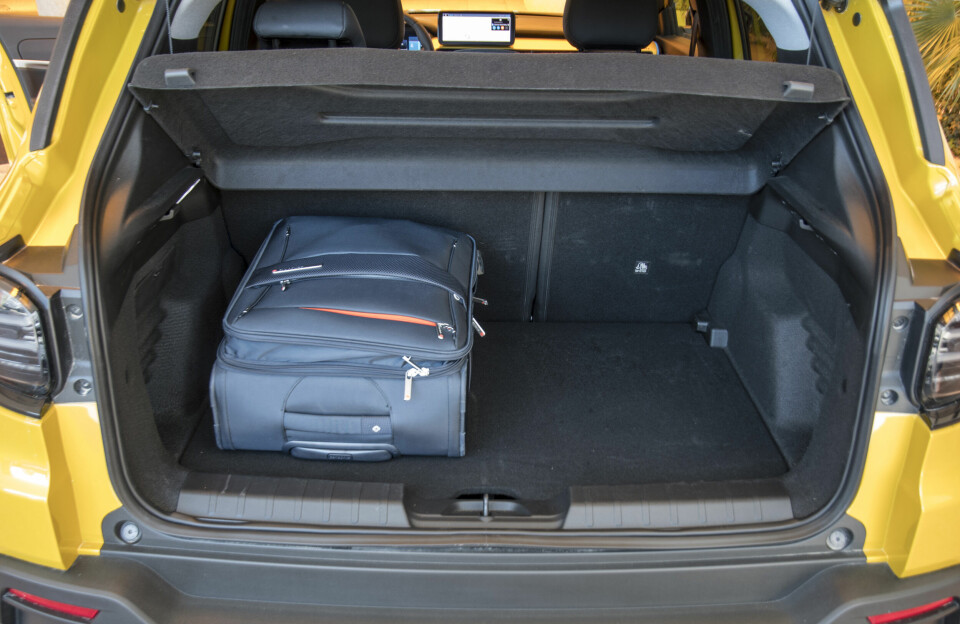 Stort bagasjerom til så liten bil å være. (Foto: Øivind Skar)