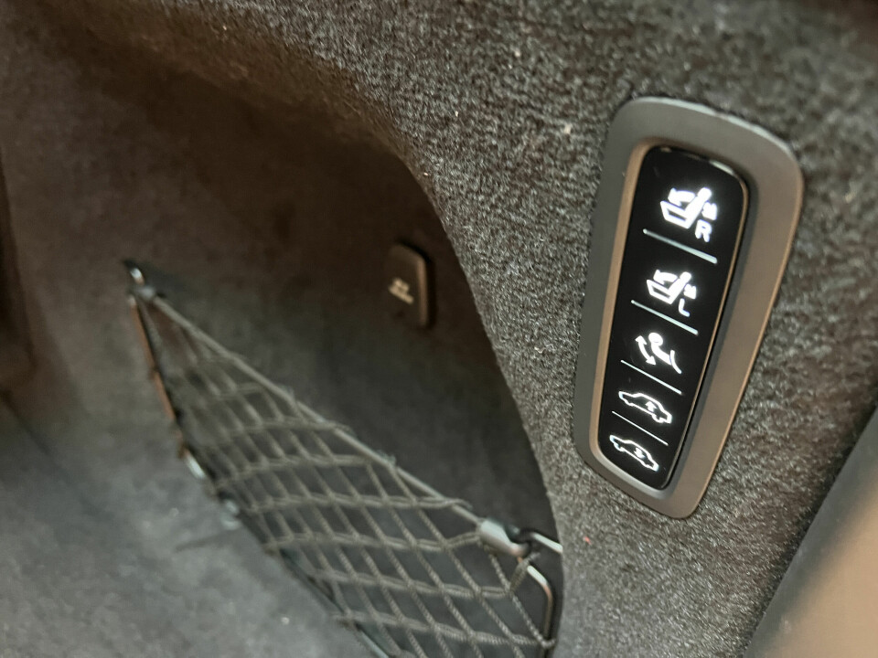 Ryggene til tredje seterekke, tilhengerfestet og høyden på bilen kan styres fra panel i bagasjerommet. (Foto: Øivind Skar)