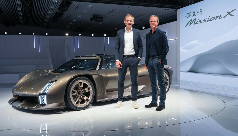 Styreformann Oliver Blume og designtopp Michael Mauser med Porsche Mission X Styreformann Oliver Blume og designtopp Michael Mauser med Porsche Mission X