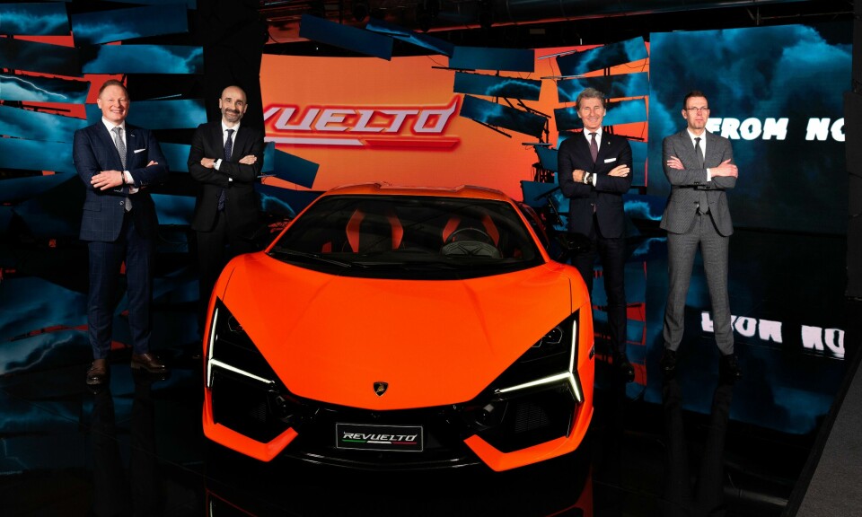LANSERING: Lamborghini-arven er sikret med den nye toppmodellen Revuelto: I rett linje fra Countach.