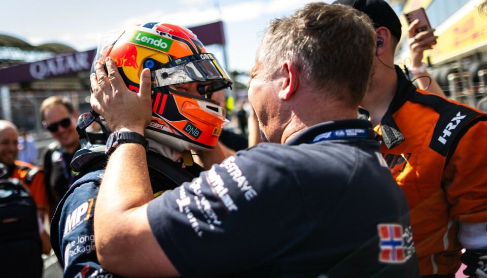 En stolt pappa gratulerer Dennis Hauger med seier på Hungaroring En stolt pappa gratulerer Dennis Hauger med seier på Hungaroring