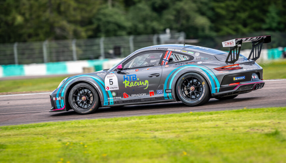 JAKTER SØLV: Isabell Rustad har hatt en imponerende sesong i Porsche Sprint Challenge Scandinavia og jakter sølvet når to runder i mesterskapet gjenstår. Hun ligger kun ett poeng bak Markus Lönnroth i kampen om andreplassen. Neste runde kjøres på hjemmebane for Isabell Rustad på Rudskogen Motorsenter. JAKTER SØLV: Isabell Rustad har hatt en imponerende sesong i Porsche Sprint Challenge Scandinavia og jakter sølvet når to runder i mesterskapet gjenstår. Hun ligger kun ett poeng bak Markus Lönnroth i kampen om andreplassen. Neste runde kjøres på hjemmebane for Isabell Rustad på Rudskogen Motorsenter.