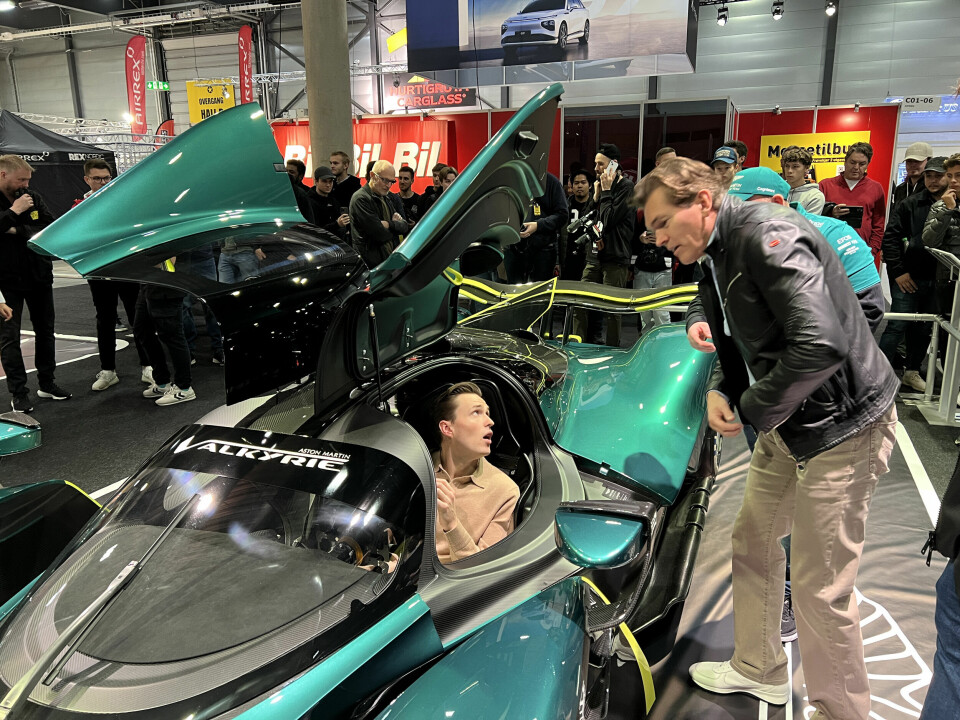 Hekkeløperen Karsten Warholm og bileier Arne Fredly diskuterer detaljer ved Aston Martin Valkyrie. (Foto: Øivind Skar)