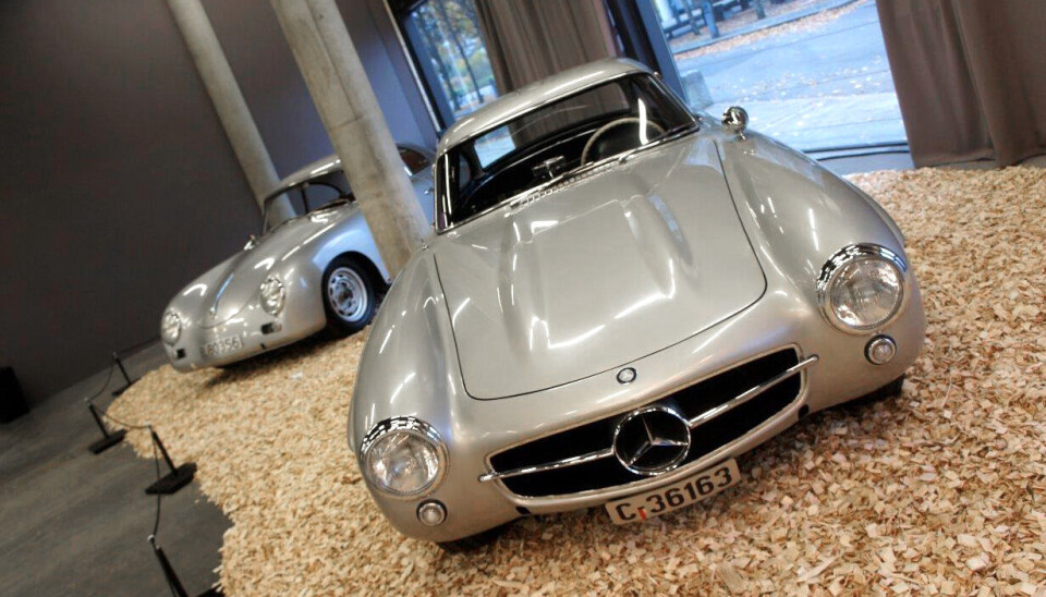 Mercedes-Benz 300 SL og Porsche 1300, begge fra 1956. Mercedes-Benz 300 SL og Porsche 1300, begge fra 1956.