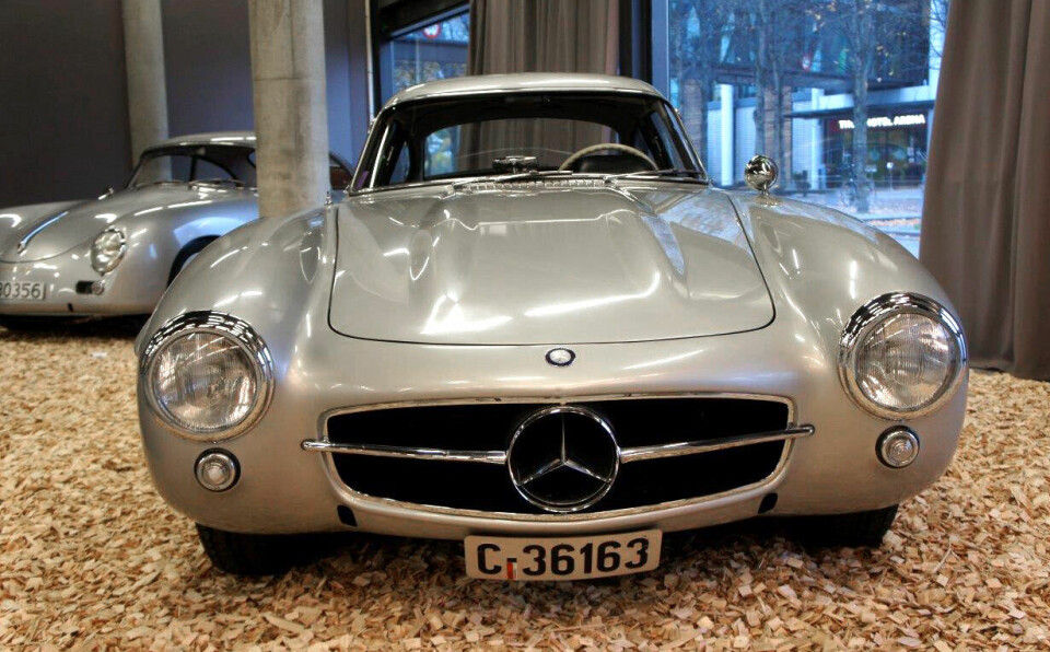 Mercedes-Benz 300 SL og Porsche 1300, begge fra 1956.