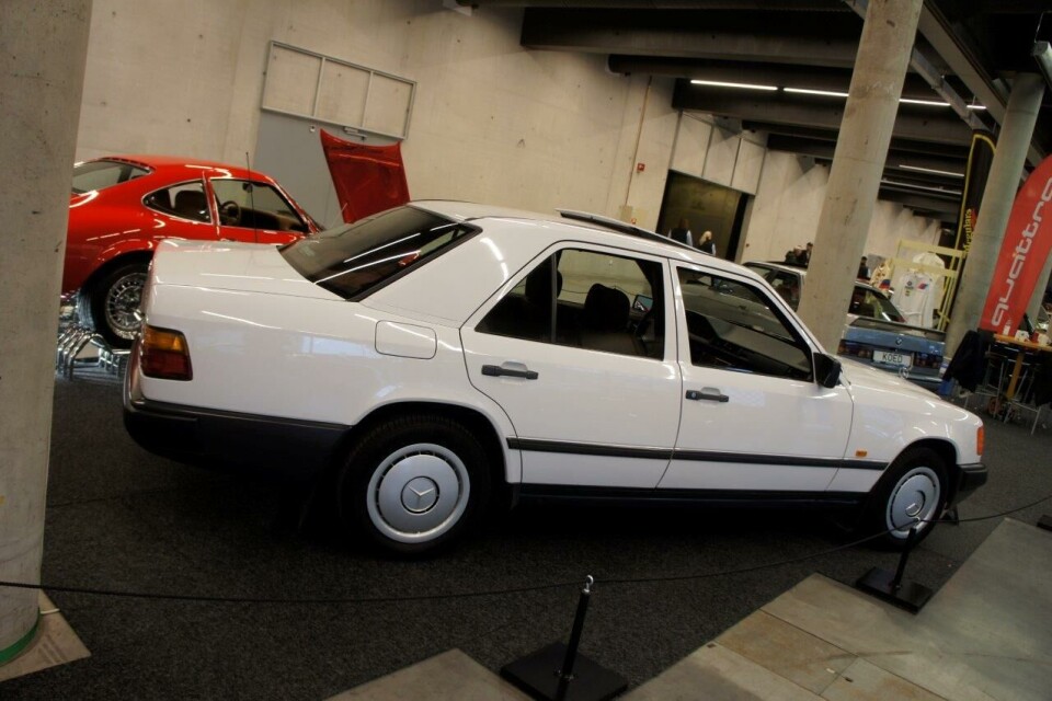 Mercedes-Benz 200 1987.