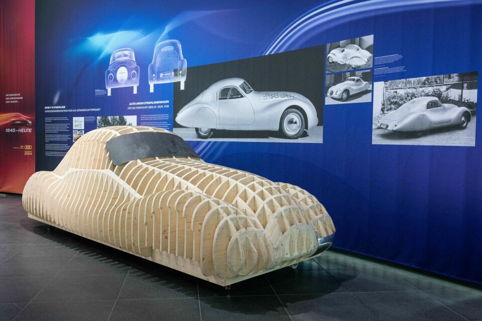 From November 18, 2023, to June 9, 2024, Audi Tradition will take all those interested in technology on a journey through the history of aerodynamics and show the beginnings of aerodynamic concepts in automotive engineering up to 1945 in the "Windschnittig" exhibition at the Audi museum mobile. An impression in wood from the exhibition.