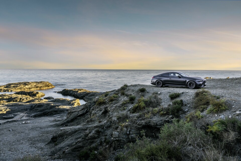 Mit dem neuen CLE 53 4MATIC+ Coupé (Kraftstoffverbrauch kombiniert 9,7-9,3 l/100 km, CO2-Emissionen kombiniert 220-212 g/km)  schärft Mercedes-AMG das Produktportfolio und definiert das Einstiegs-Performance-Coupé-Segment neu;Kraftstoffverbrauch kombiniert 9,7-9,3 l/100 km, CO2-Emissionen kombiniert 220-212 g/km*With the new CLE 53 4MATIC+ Coupé (combined fuel consumption 9.7-9.3 l/100 km, combined CO2 emissions 220-212 g/km) , Mercedes-AMG is sharpening its product portfolio and redefining the entry-level performance coupé segment.;combined fuel consumption 9.7-9.3 l/100 km, combined CO2 emissions 220-212 g/km*