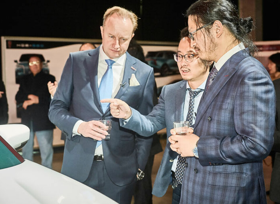 Tidligere designsjef hos Rolls-Royce, Gilles Taylor (t.v.), sitter nå i design-ledelsen hos kinesiske FAW Group, som blant annet står bak Hongqi.