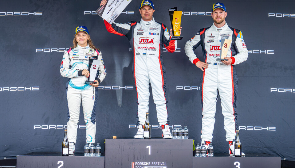 PALLPLASSER: Isabell Rustad kjørte inn til to nye pallplasser under Porsche Sprint Challenge Skandinavia på Jyllandsringen i helgen. Her fra pallen i løp to sammen med vinner Svante Andersson og Fredric Blank.
