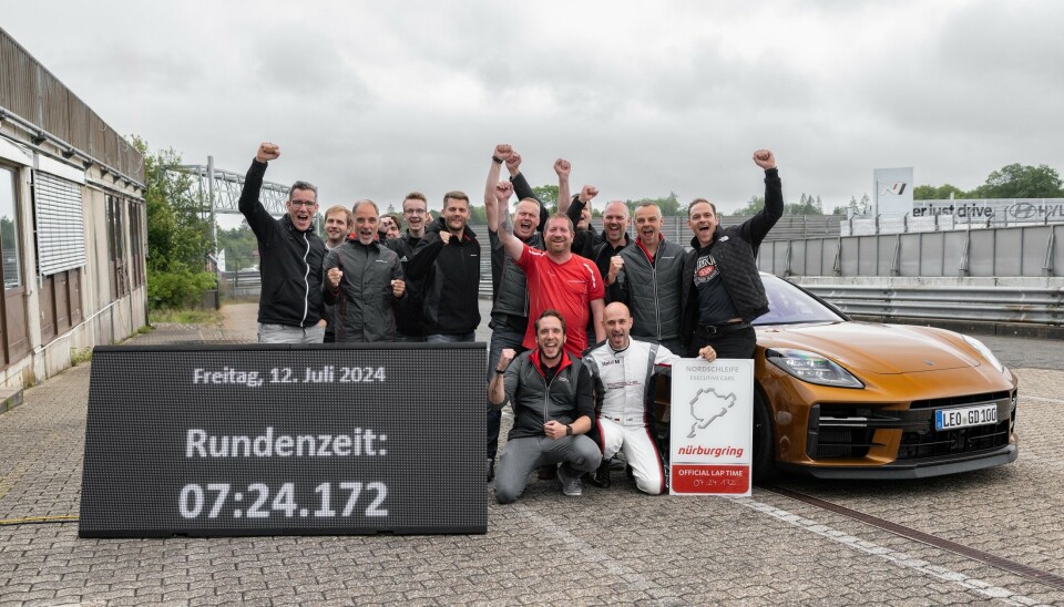 Lars Kern og en gjeng fra Porsche med Panamera på Nürburgring