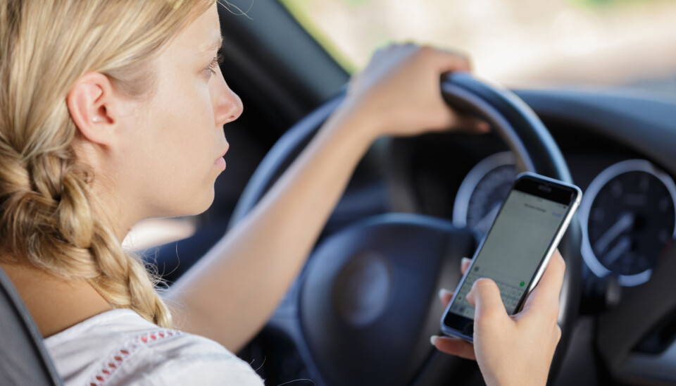 Ungdommene klarer ikke la mobilen ligge i fred mens de kjører bil.