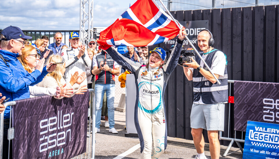 FEIRET: Det var deilig å være norsk for Isabell Rustad da hun i helgen kjørte inn til en ny seier på Gelleråsen Arena i Karlskoga. Isabell tok en første- og en andreplass under helgens to finaler i Porsche Sprint Challenge Skandinavia.