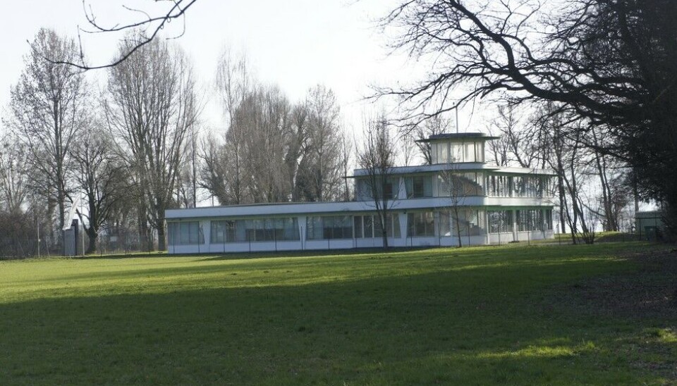 Zeppelin MuseumJeg besøkte ham flere ganger i dette nydelige huset han hadde tegnet selv. Iskaldt og trekkfullt om vinteren, drivhus om sommeren. Etter en måneds spørring kan Audi fremdeles ikke fortelle meg hva som skjer der i dag. (Foto: Jon Winding-Sørensen) Zeppelin MuseumJeg besøkte ham flere ganger i dette nydelige huset han hadde tegnet selv. Iskaldt og trekkfullt om vinteren, drivhus om sommeren. Etter en måneds spørring kan Audi fremdeles ikke fortelle meg hva som skjer der i dag. (Foto: Jon Winding-Sørensen)