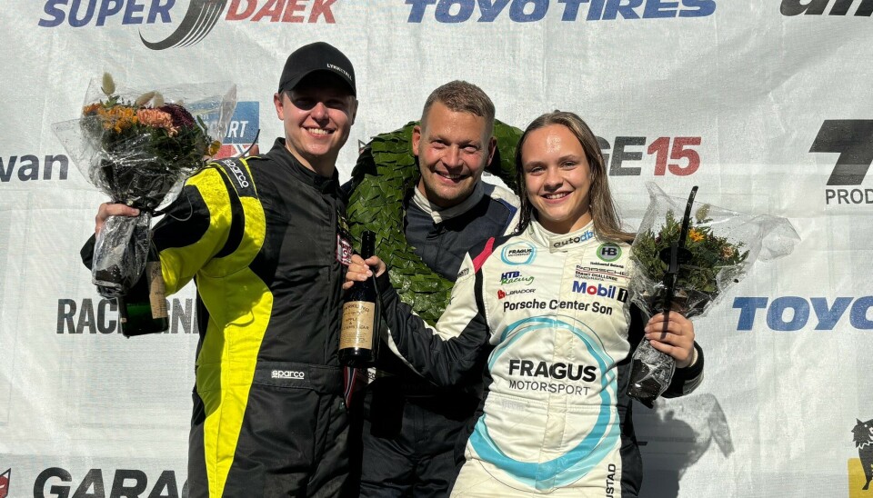NM-PALLEN: Her feirer Isabell Rustad NM-medaljen i GT5 sammen med norgesmester Rune Hovde og NM-toer Remi Brenden Ødegård.