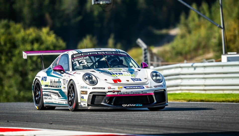 PERFEKT: Isabell Rustad hadde en perfekt helg under Porsche Festivalen på Rudskogen. Hun tok en ny seier og overtok dermed ledelsen i GT3-klassen i Porsche Sprint Challenge.