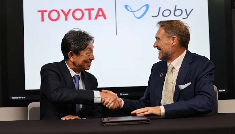 Tetsuo “Ted” Ogawa og JoeBen Bevirt underskriver avtalen