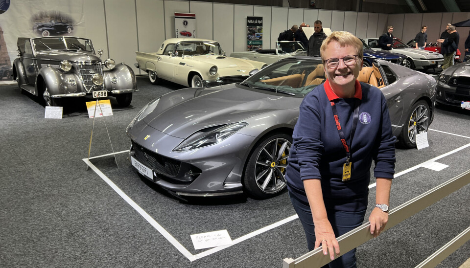 Ragnhild Gjøstein Larsen leder 100 åringen Tønsberg Automobil Klubb, landets eldste.