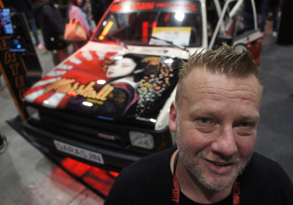 -Tenk deg en bil, helt hvit, men så plutselig står det et stort bilde av kjæresten din, eller av firmalogoen, på siden av bilen. Slike effekter kan vi få til, sier Micha Marshall, mannen som har hjulpet Valdres Gatebil med å presentere denne nyheten som må være en drøm for alle som driver med bildekor.