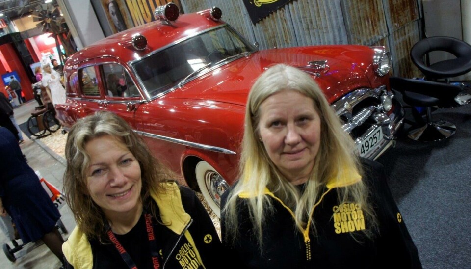 Maya Wilhelmsen (t.v.) og Eirin Skaaland med en spesiell Packard ambulanse som de eier sammen.