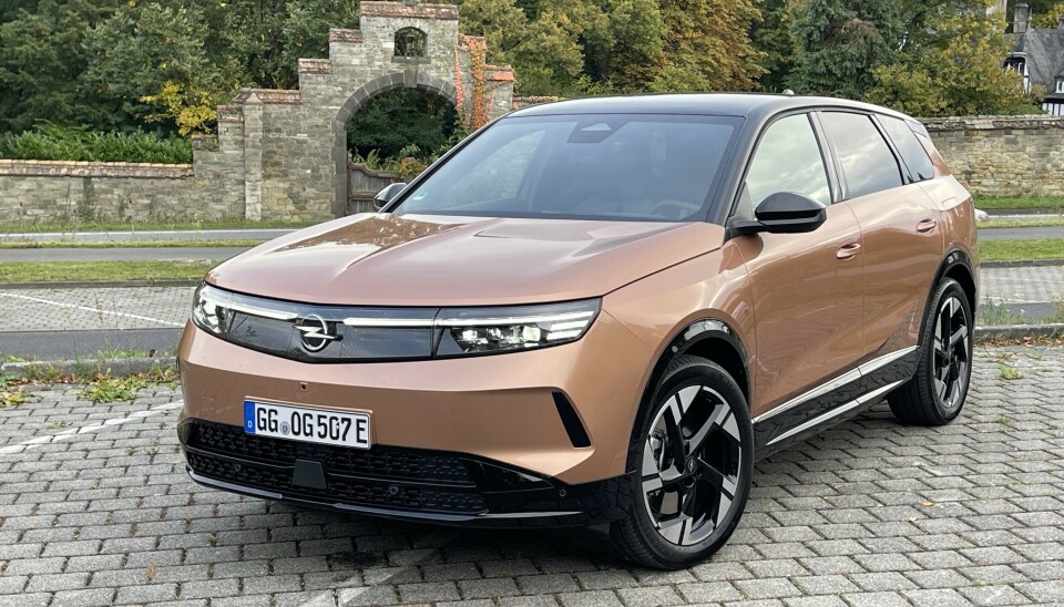 Opels nye designprofil er svært tydelig, elegant, progressiv og med en tydelig elektrisk «Opel-blitz»