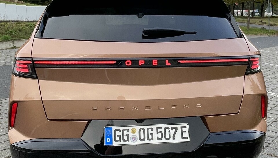 Nye Opel Grandland med lysende logo i hekken