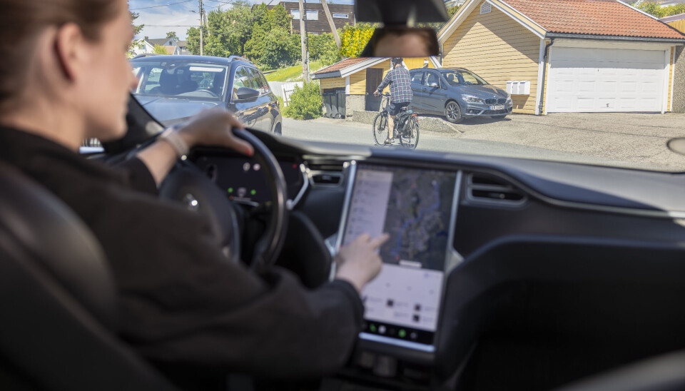 Rapport fra SINTEF kartlegger hvor lang tid sjåfører bruker på berøringsskjerm under kjøring.