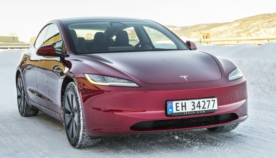 Takket være betydelig volum av Model 3 kvitterte Tesla ut dobbeltseier i november.