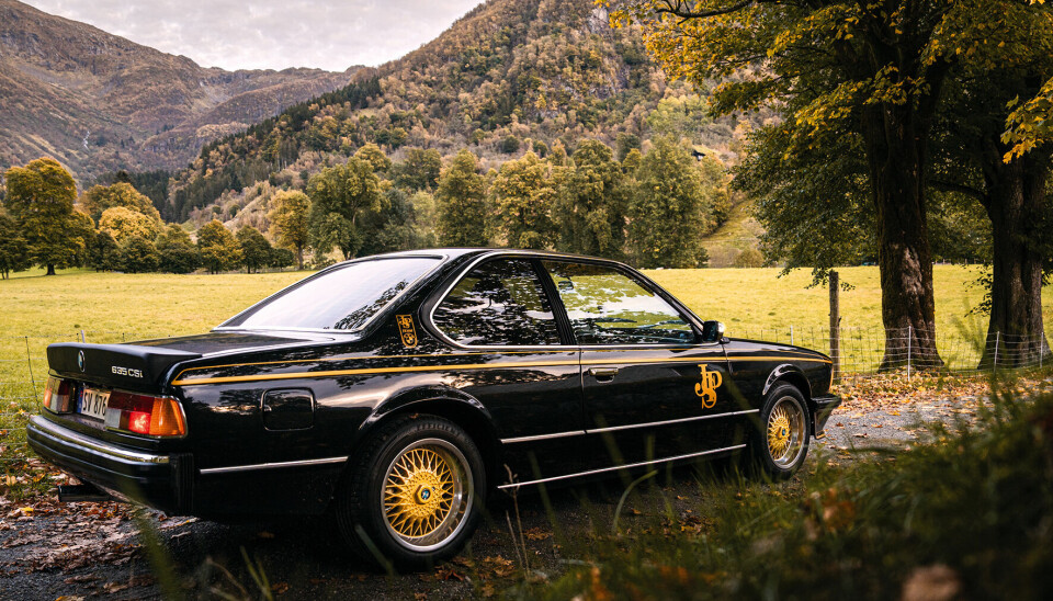 John Player Special dekoren gjør bilen enda mer attraktiv for forbipasserende.