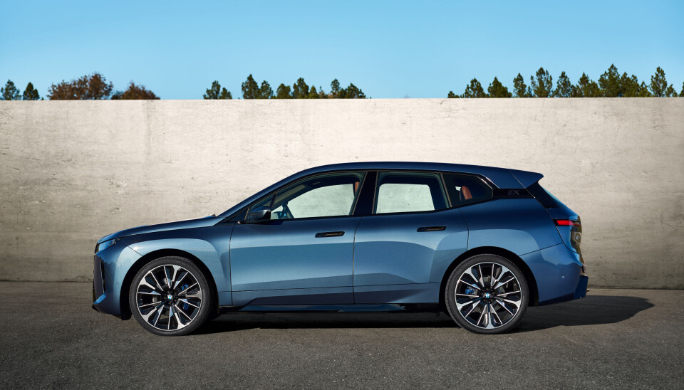 Nye BMW iX med 23 tommer sommerhjul.