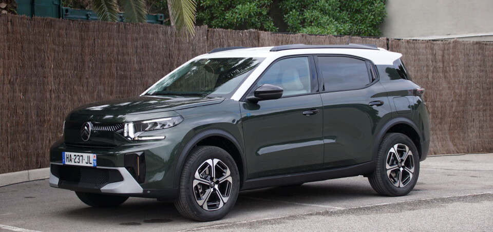 Nye Citroën ë-C3 Aircross i mørk grønn metallic med hvitt kontrasttak.
