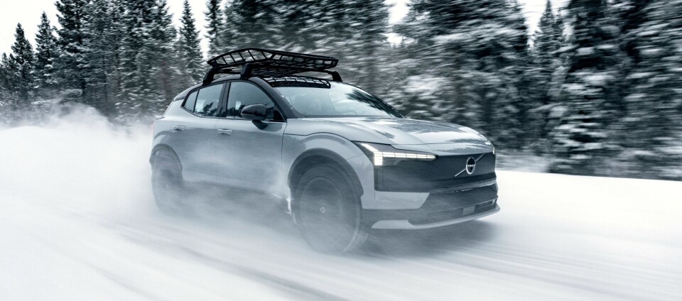 Volvo EX30 Cross Country kommer seg frem.