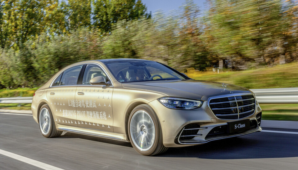 S-Klasse er et av de fremste symbolene på suksess og salget i Kina har vært veldig innbringende for Mercedes-Benz. Nå selges det langt færre biler blant annet på grunn krisen i det kinesiske eiendomsmarkedet.