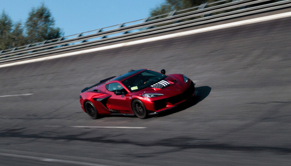 Det går fort når toppsjefen tester Corvette ZR1 med 1.064 hestekrefter.