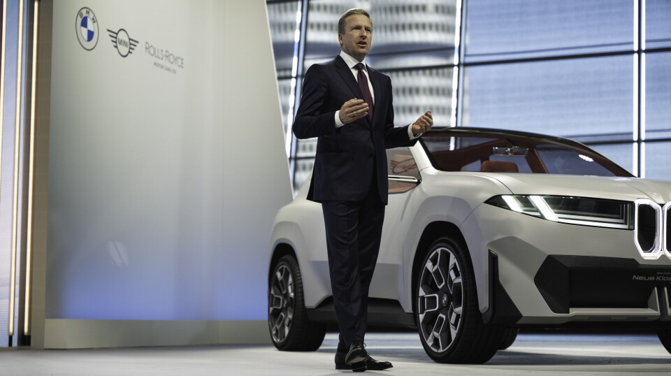 BMW toppsjef Oliver Zipse med BMW Vision Neue Klasse X.
