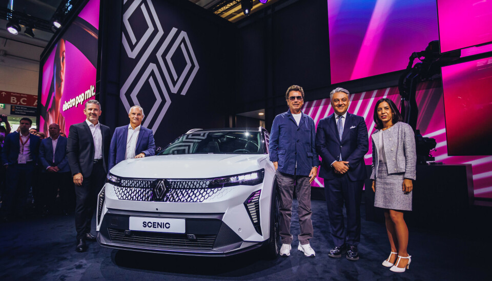 Til høyre i midten, Renaults toppsjef Luca de Meo sammen med komponist Jean-Michel Jarre, og flere toppledere i Renault.