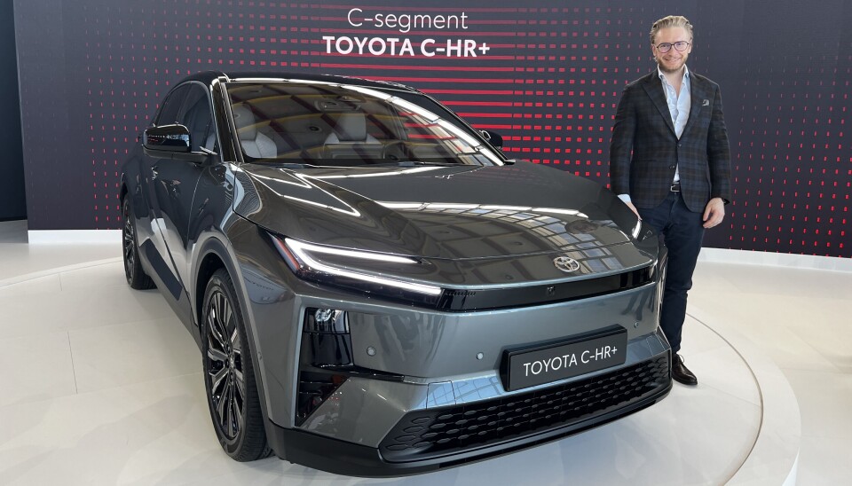 En stolt Toyota Norge-sjef Piotr Pawlak med merkets tredje elbil, C-HR+. I tillegg lanseres nå en oppdatert bZ4X, Urban Cruiser og det gis hint om en elektrisk Land Cruiser.
