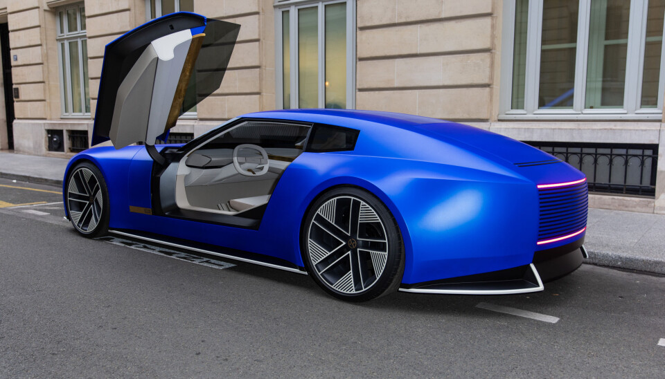 Jaguar vekker oppmerksomhet med sin kommende elbil under Paris fashion week.