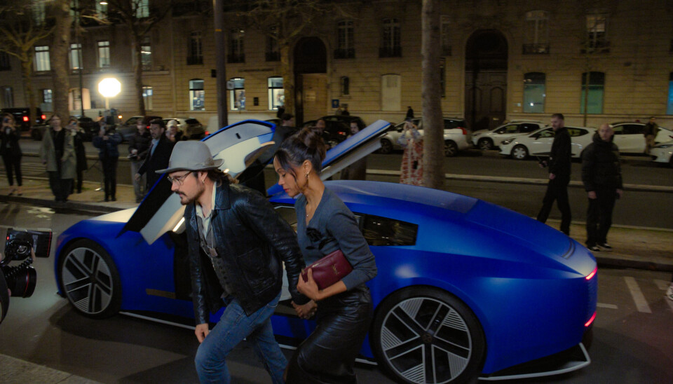 Zoë Saldaña, amerikansk skuespiller, kaster glans over Jaguar under moteuken i Paris.