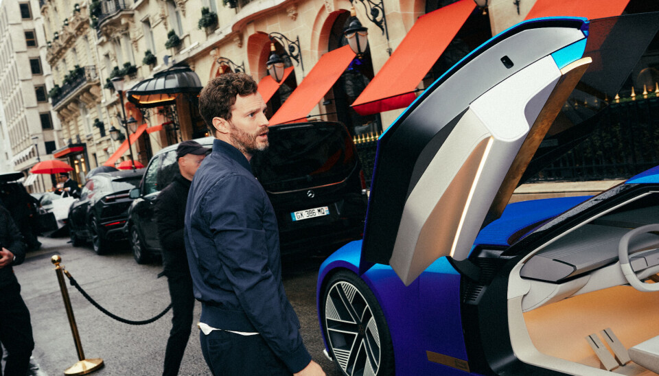 Skuespiller Jamie Dornan ble satt av utenfor Hôtel Plaza Athénée.