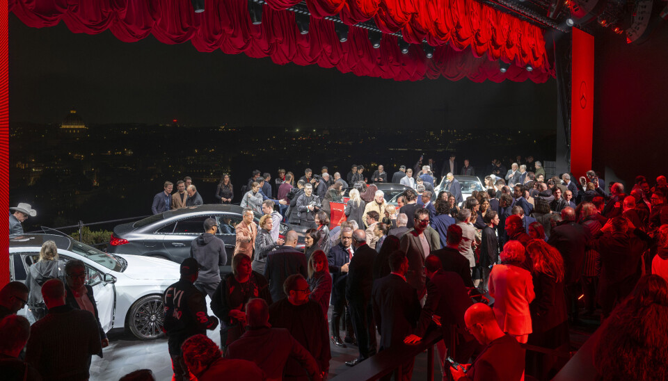 Det var mange som var nysgjerrig på den nye bilen.